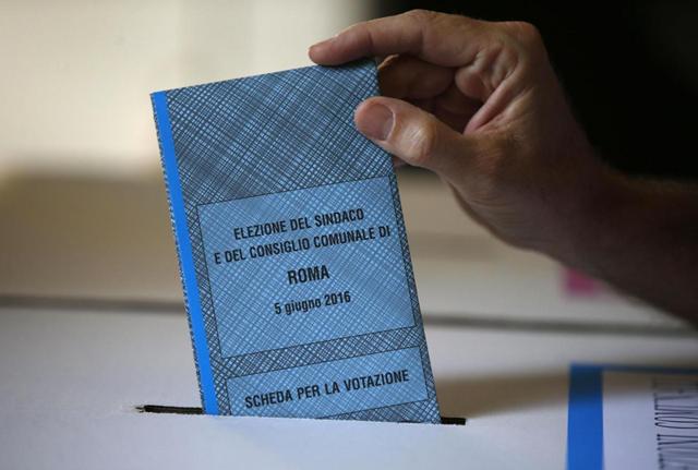 Sondaggio elezioni, Pd sotto il 30%. Volano i 5 Stelle Sondaggio elezioni, Pd sotto il 30%. Volano i 5 Stelle