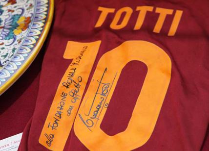 La maglia di Totti, il pallone del super rugby. Il golf fa beneficenza