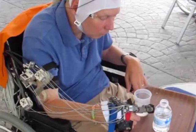 Guanto hi-tech consente ai disabili di muovere le mani e mangiare da soli Guanto hi-tech consente ai disabili di muovere le mani e mangiare da soli