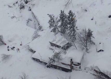 Terremoto, valanga di neve travolge l'hotel Rigopiano. Tutti i video