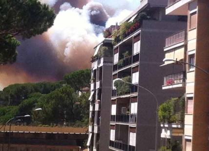 Roma brucia: Parco del Pineto nelle fiamme. Paura anche a Parco Leonardo