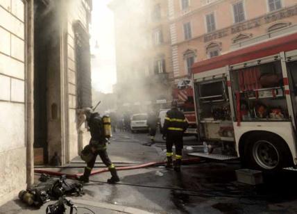 Fiamme a Corso Vittorio, si incendia la centralina elettrica in un palazzo