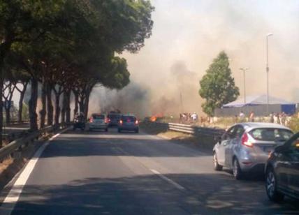 Incendio al campo rom di Castel Romano: chiusa la Pontina in direzione Roma