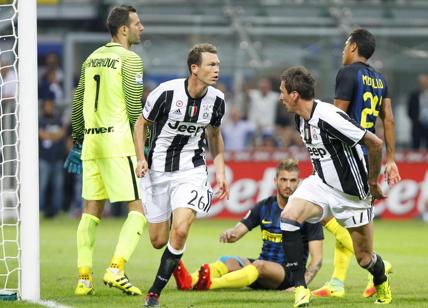Juventus, Lichtsteiner ufficiale all'Arsenal. Buffon e Allegri... Juventus news