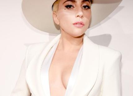 Lady Gaga, il look per gli AMA è firmato Marc Jacobs Beauty