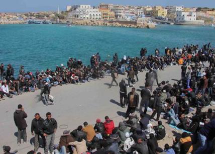 Lampedusa, 2mila migranti in poche ore. Ma ci sono solo 4 medici per visitarli