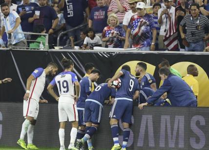 Lavezzi choc in Coppa America, cade sui cartelloni: infortunio grave