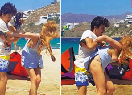 Lindsay Lohan aggredita in spiaggia dall'ex fidanzato. E va fuori di seno...