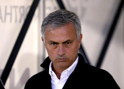 Manchester United, Mourinho depresso: vive solo in hotel e...