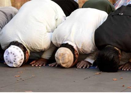 Musulmani “occupano” piazza Vittorio per pregare. “Ridateci le moschee”