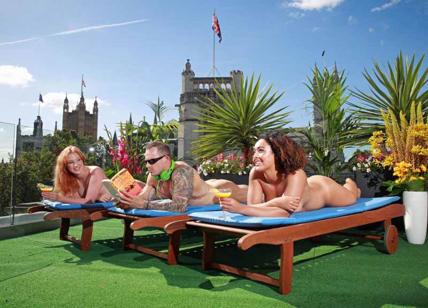 Londra, la prima terrazza nudista: vista sul Big Ben e niente vestiti. FOTO