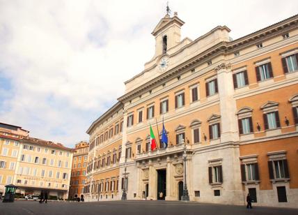 Maltempo, cadono tegole per il vento: chiusa strada tra Camera e Palazzo Chigi