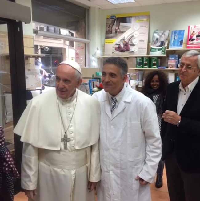 papa francesco compra scarpe (3)