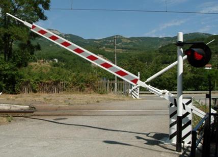 Treno investe auto, conducente muore sul colpo