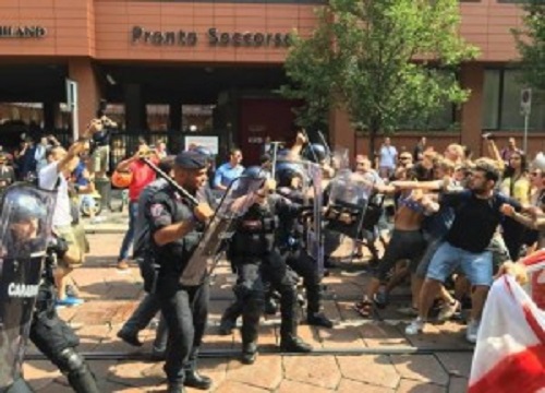 Renzi a Milano: scontri tra centri sociali e Polizia (foto da www.milanoinmovimento.com) Renzi a Milano: scontri tra centri sociali e Polizia (foto da www.milanoinmovimento.com)