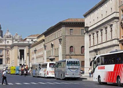Bus turistici in guerra, 60 pullman bloccano piazza Venezia girando in cerchio