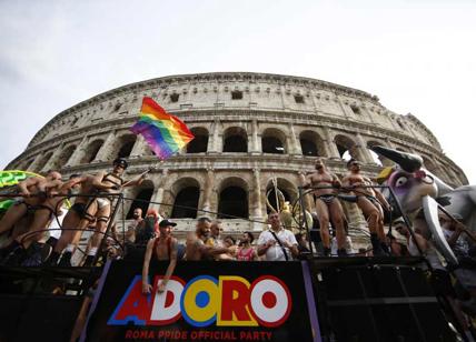 Roma Pride, i carri arcobaleno invadono la città. Parata per i diritti lgbt