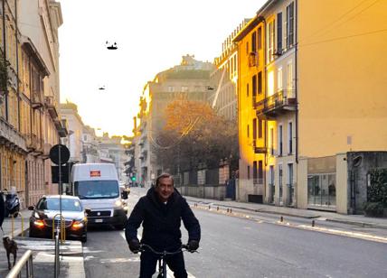 Milano, allerta smog. Il sindaco Sala va in bici contro le polveri sottili. Foto