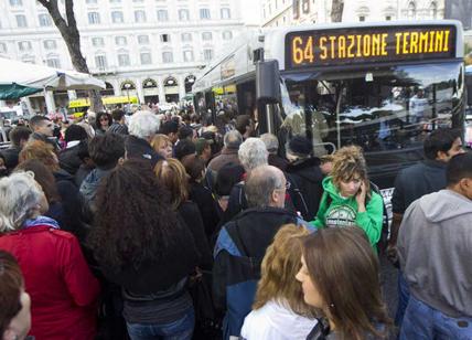 Roma, paralisi perfetta: metrò chiuse e bus col contagocce. In fila o a piedi