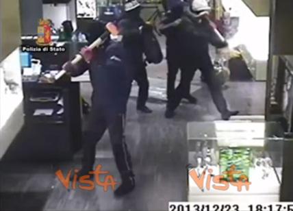 Firenze, rapinano una gioielleria a colpi d'ascia: in manette 8 rumeni. VIDEO