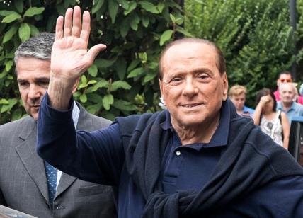 Pd e M5S, guerra tra congiuntivi, "chiattone" e fiori. E Berlusconi ride...