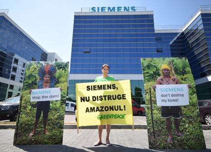 Greenpeace in azione in tutto il mondo: "Siemens, salva l'Amazzonia"
