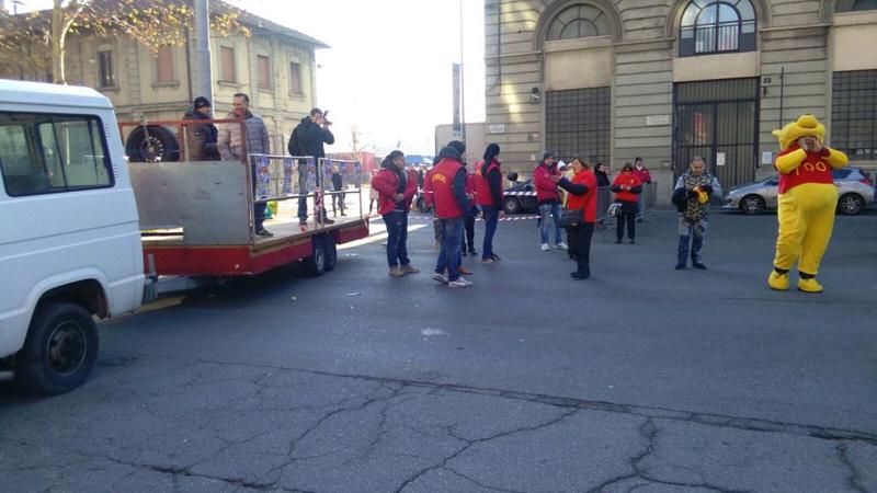 Circensi bloccano piazza Lodi Circensi bloccano piazza Lodi