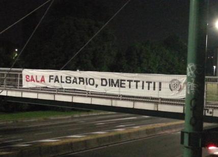 Milano, nuovi striscioni di CasaPound: "Sala a processo? Falsario dimettiti"