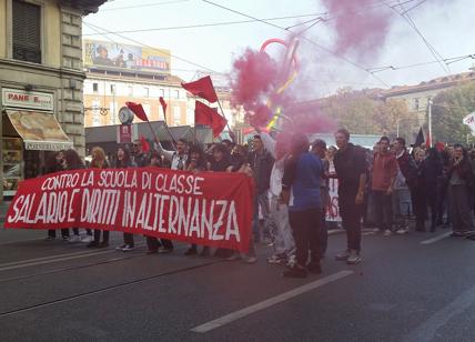 Alternanza scuola-lavoro, studenti in corteo a Milano Alternanza scuola-lavoro, studenti in corteo a Milano