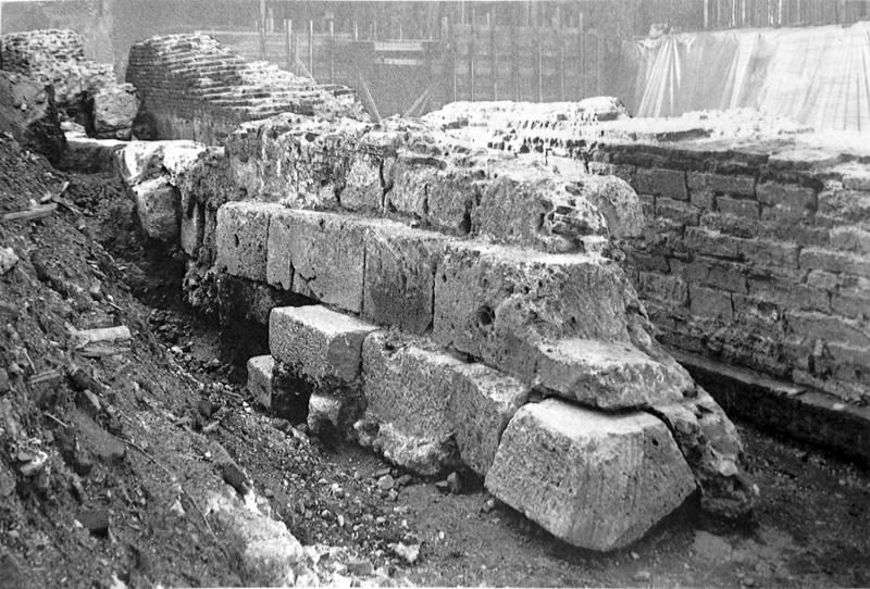 07 Muro Romano Mediolanum Via San Vito Tratto di mura conci Anfiteatro romano 32 metri
