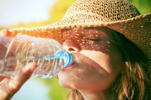 La dieta dimagrante è più efficace bevendo: bere l'acqua fa perdere 2kg in più