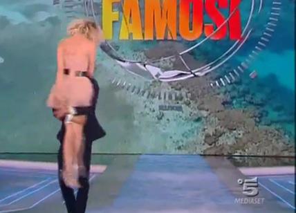 Alessia Marcuzzi hot all'Isola dei Famosi. Bettarini la solleva: si vede tutto