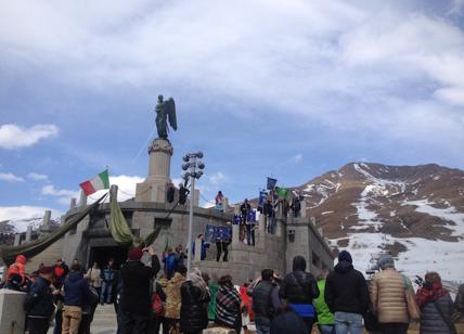 Paracadutisti, alpini e cittadini uniti per ricordare i valori italiani
