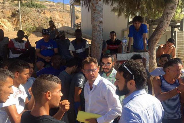 L'eurodeputato Angelo Ciocca in visita al centro di prima accoglienza di Lampedusa il 4 settembre L'eurodeputato Angelo Ciocca in visita al centro di prima accoglienza di Lampedusa il 4 settembre