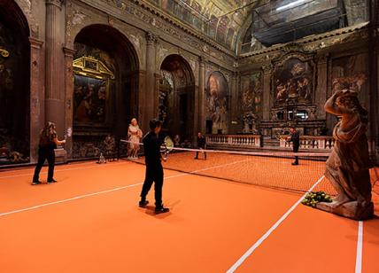 Milano, tutti pazzi per il campo da tennis dentro una chiesa. GALLERY