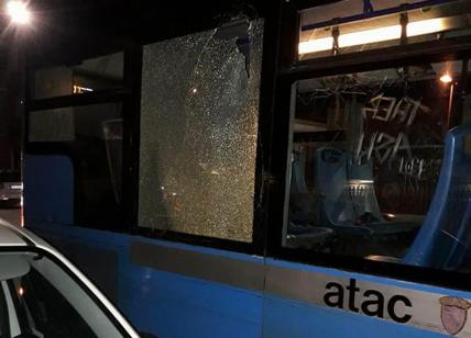 Sassi contro il bus Atac a Primavalle: passeggera ferita agli occhi