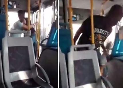 Parma, immigrati aggrediscono autista. Pestaggio choc sull'autobus. VIDEO
