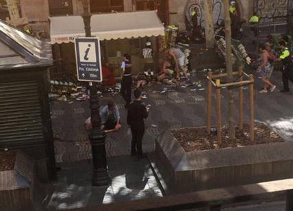 Barcellona, furgone travolge la folla sulla Rambla. Diversi morti e feriti