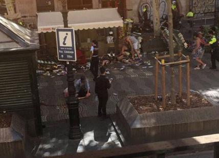 Barcellona sotto attacco. Furgone travolge la folla sulla Rambla. Lo speciale Barcellona sotto attacco. Furgone travolge la folla sulla Rambla. Lo speciale