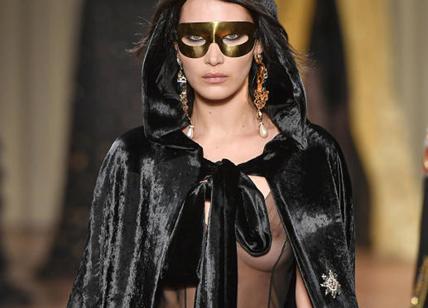 Fashion week: Bella Hadid sexy per Alberta Ferretti. L'abito è trasparente