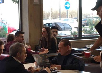 Berlusconi da McDonald's aspettando il closing Milan. Foto e ironie sul web
