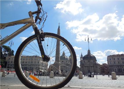 Roma in bici: la Raggi presenta la nuova pista ciclabile di via Prenestina