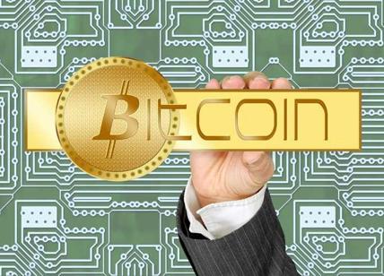 Bitcoin: nuovo record, adesso vale oltre 2.000 dollari