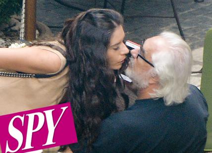 Flavio Briatore dimentica Elisabetta Gregoraci: bacio a una mora... FOTO