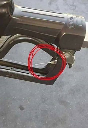 Hiv, "siringhe infette nelle pompe di benzina". L'allarme-bufala è viral. FOTO Hiv, "siringhe infette nelle pompe di benzina". L'allarme-bufala è viral. FOTO
