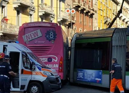 Milano, bus contro tram in via Farini: passeggeri feriti
