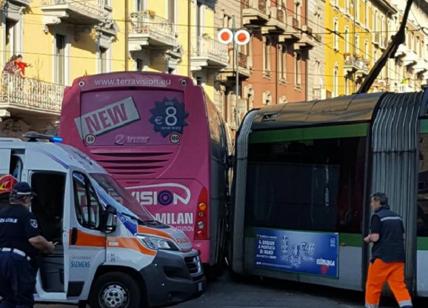 Milano, bus contro tram in via Farini: passeggeri feriti Milano, bus contro tram in via Farini: passeggeri feriti
