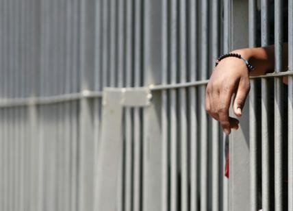 Pestato in carcere un tunisino. Inchiesta sui 15 agenti coinvolti