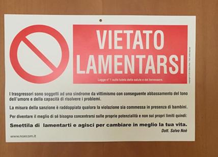 "Vietato lamentarsi". Il cartello sulla casa di Papa Francesco "Vietato lamentarsi". Il cartello sulla casa di Papa Francesco