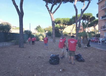 Aree verdi, CasaPound contro il degrado: via i rifiuti abbandonati a Ostia